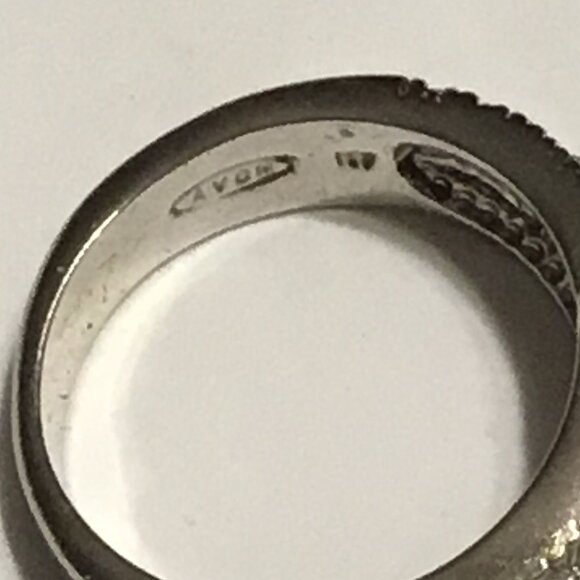 Vintage and very lovely Avon ring w/ large blue and small clear rhinestones - Picture 6 of 9